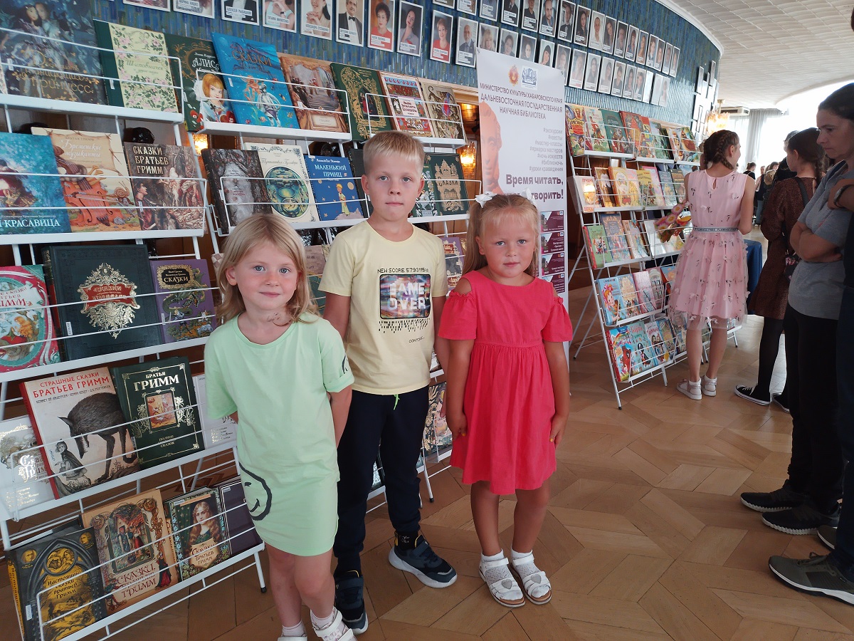 Выставка сказочных полиграфических шедевров «Любимые книги детства» в Хабаровском краевом музыкальном театре.